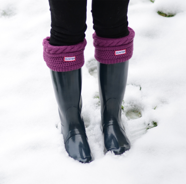 navy-hunter-wellies-purple-socks