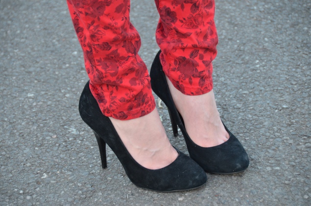 black-heels-red-floral-jeans