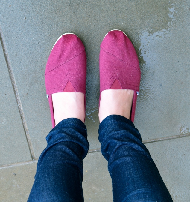 burgundy-toms-jeans