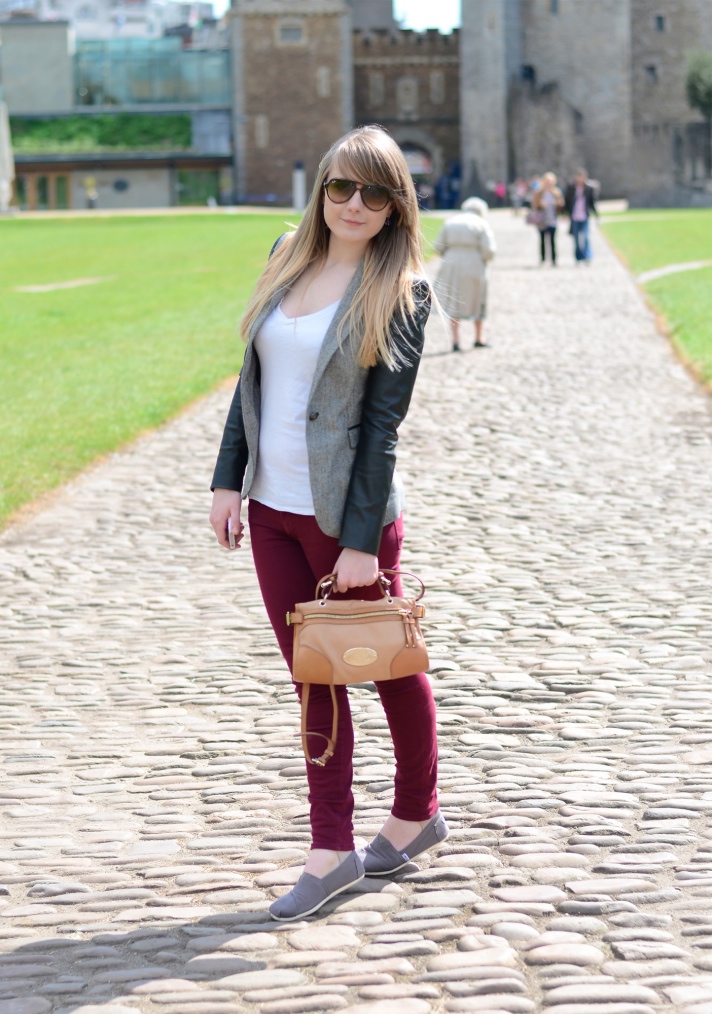 burgundy-jeans-outfit