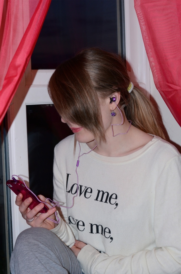 purple-headphones-iphone