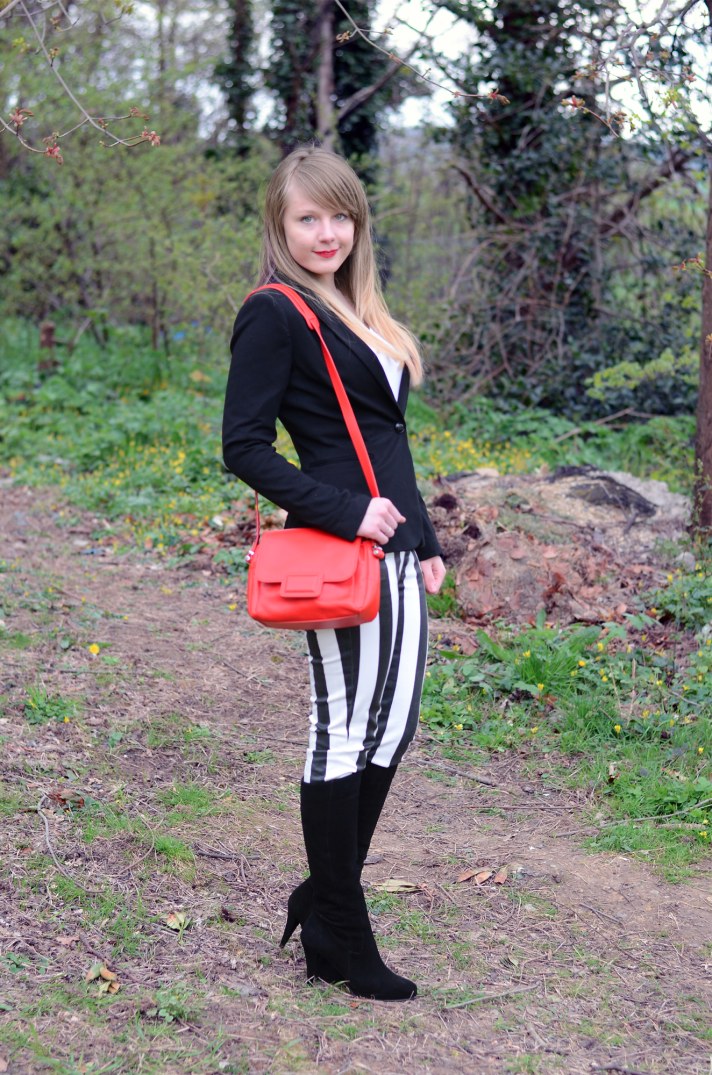 red-bag-black-white-jeans