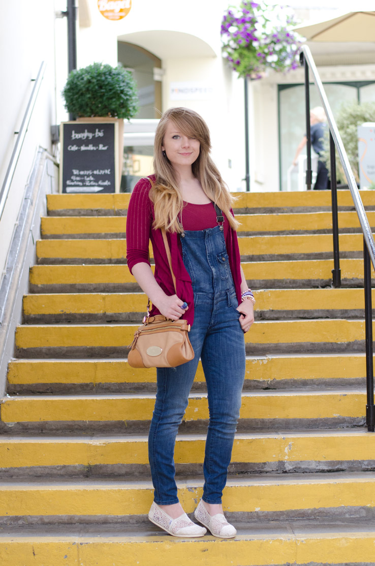 denim-overalls-outfit