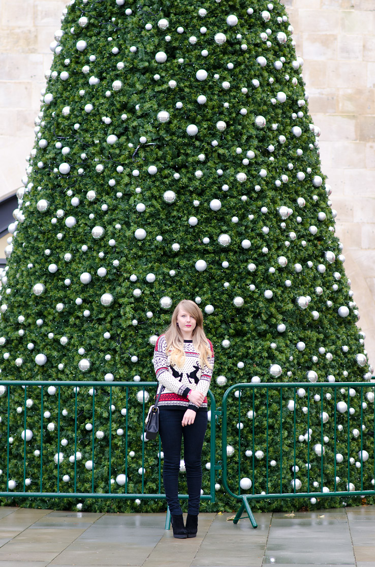 huge-christmas-tree-decoration-fashion-blogger