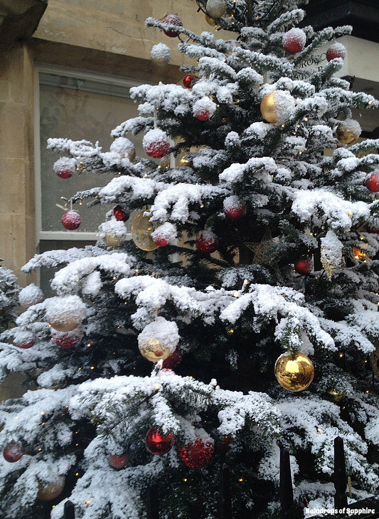 snowy-christmas-tree-in-bath