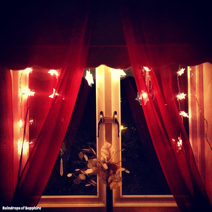 stars-in-window-christmas