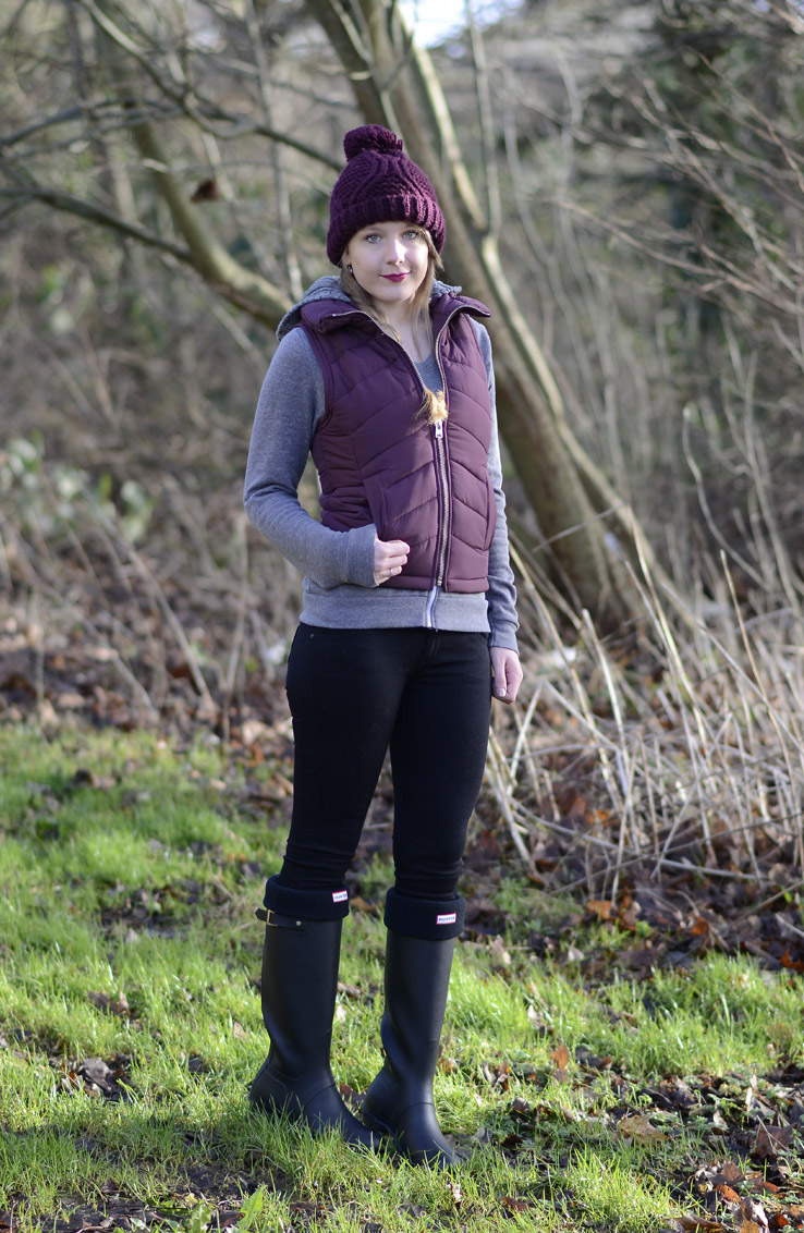 burgundy-topshop-gilet-black-wellies