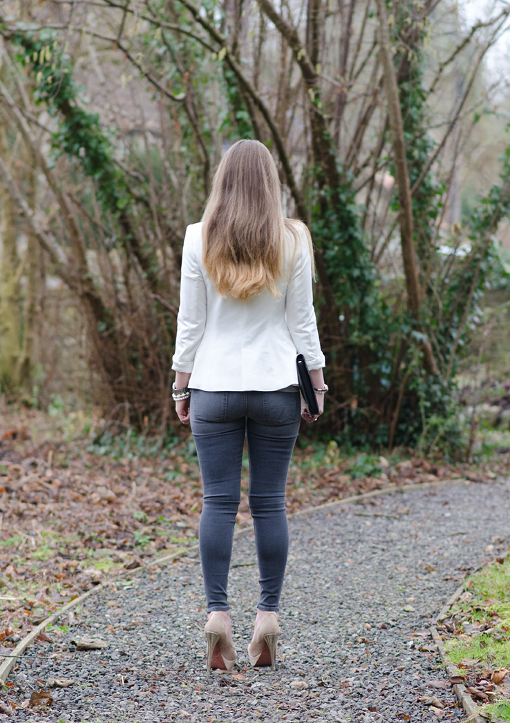 cream-blazer-grey-jeans-nude-shoes