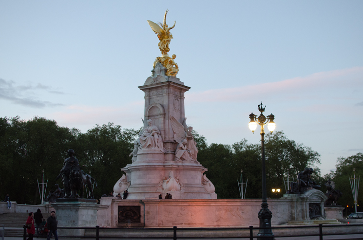 buckingham-palace-statue