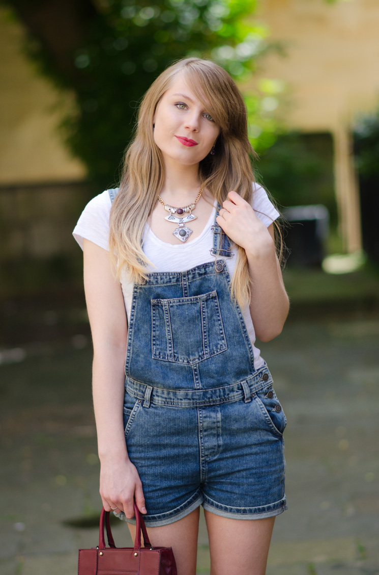 girl-in-denim-short-overalls-dungarees