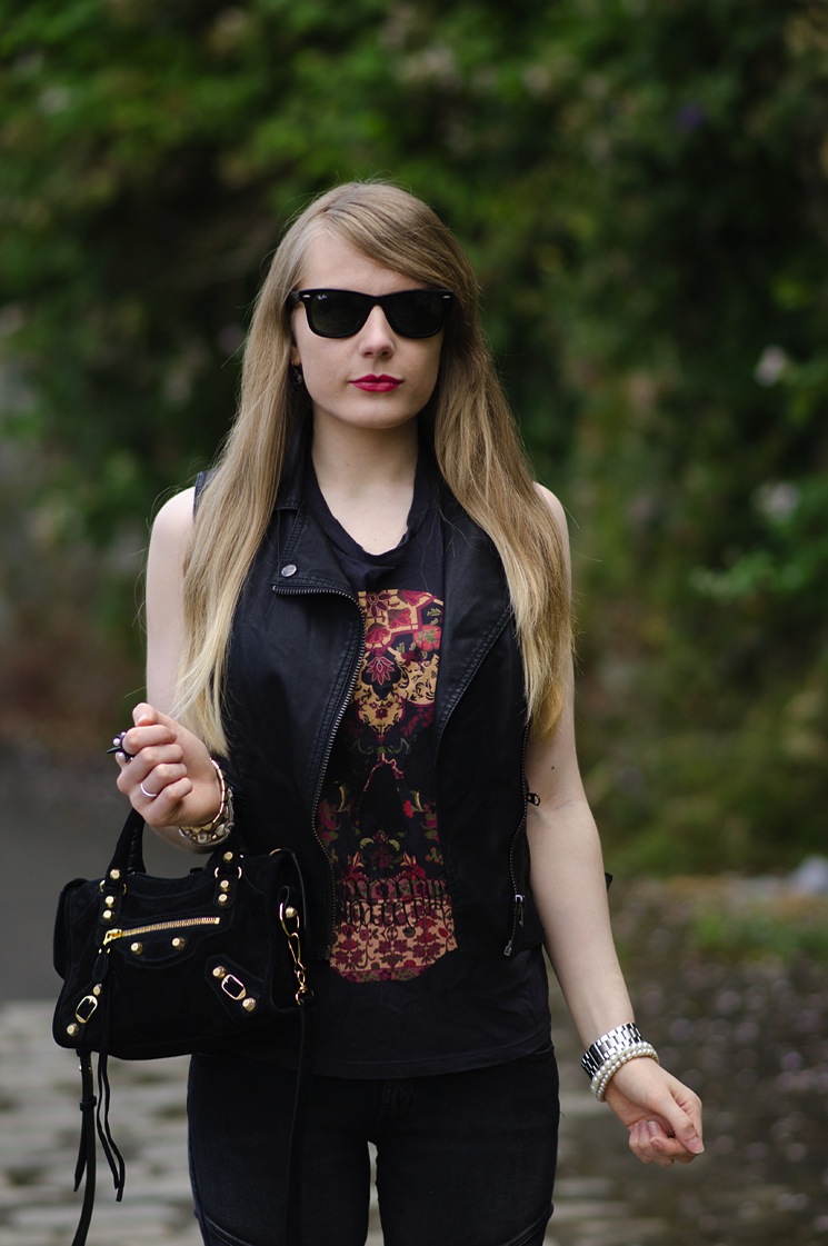 ray-ban-wayfarer-black-sunglasses-red-lips-blonde-hair