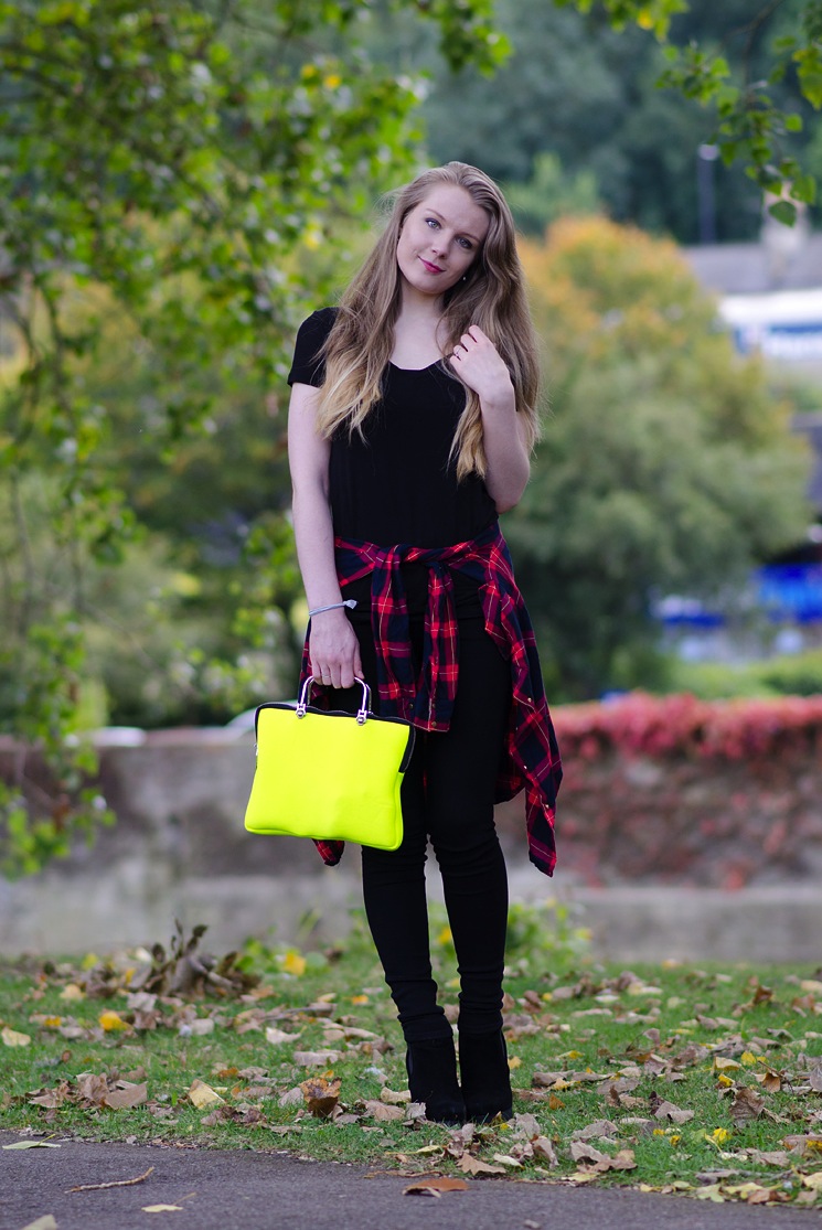 fashion-blogger-plaid-shirt-around-waist