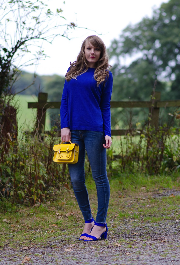 cobalt-blue-jumper-sweater-shoes-with-jeans