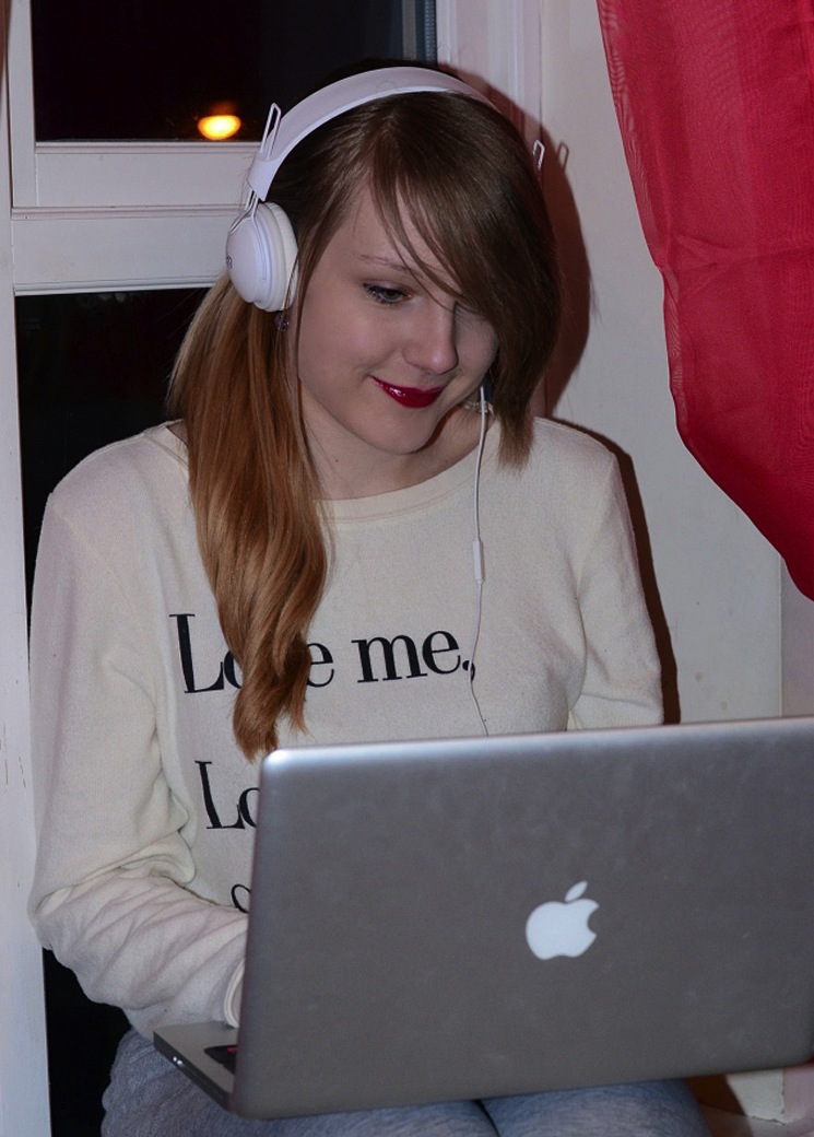 blogger-on-macbook