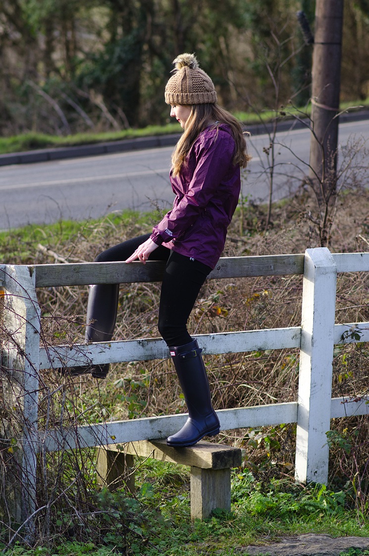 girl-climing-sty-fence-sexy