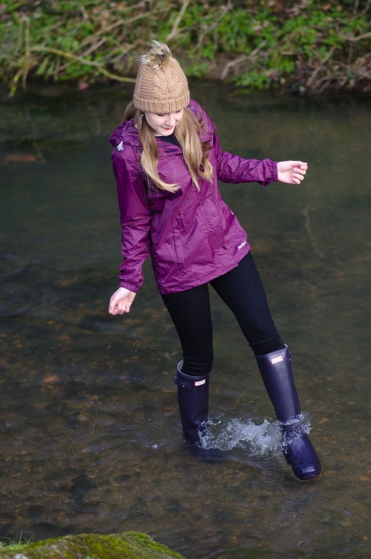 girl-wearing-wellies-hunter-in-water