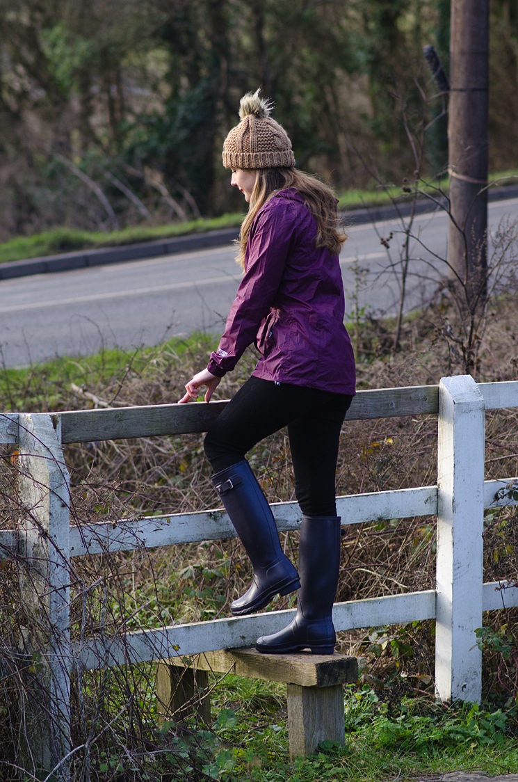 sexy-girl-country-fence