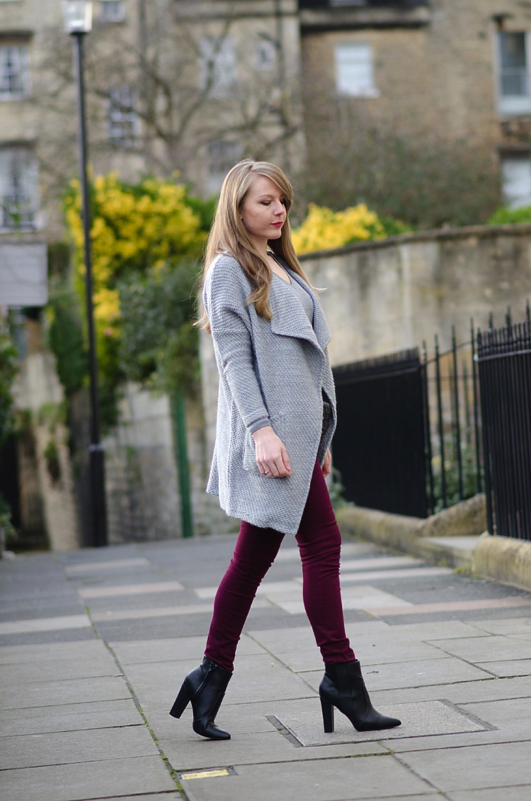 blogger-burgundy-jeans-grey-cardigan-walking