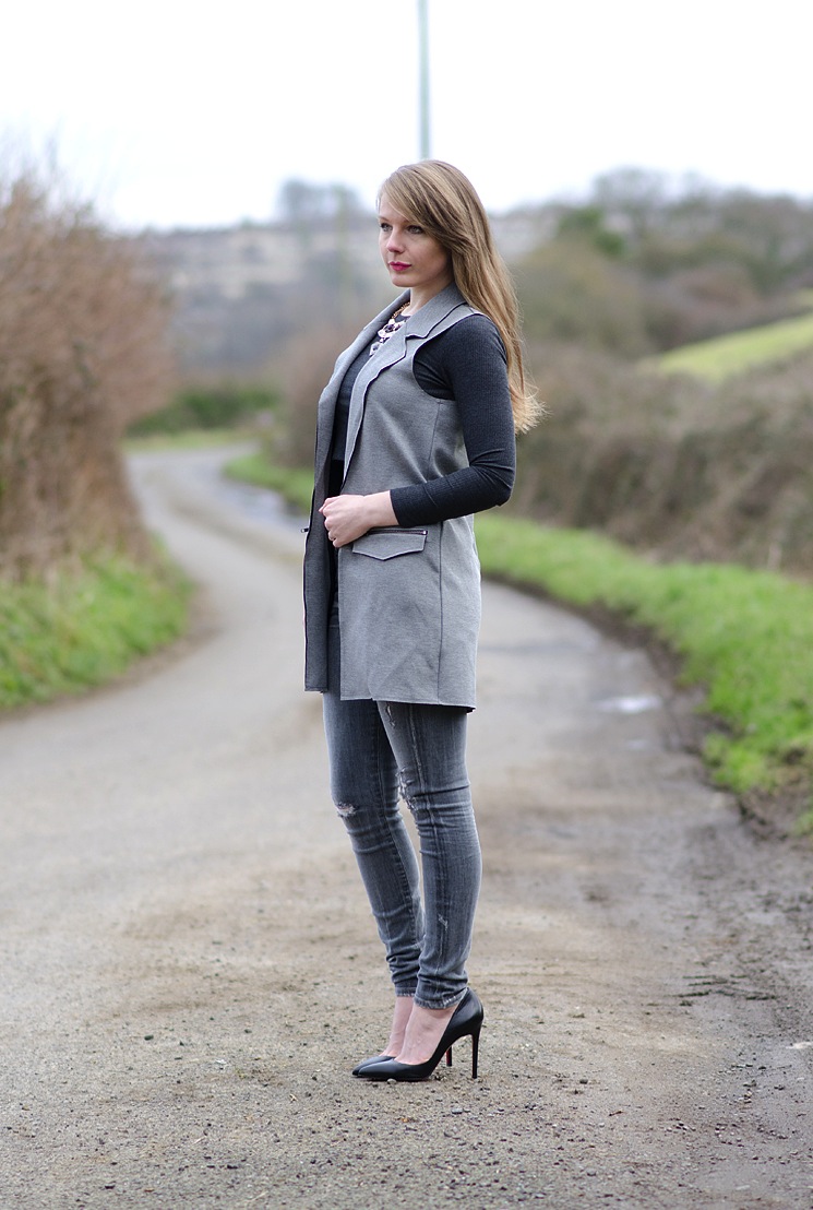 countryside-blogger-monochrome-grey