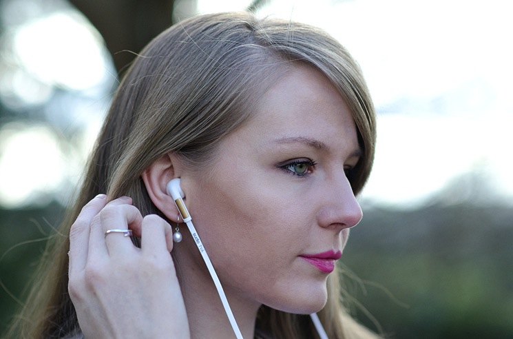 lorna-burford-blogger-headphones