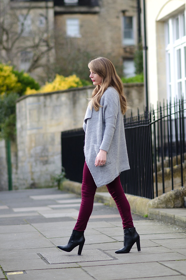 style-blogger-walking-red-jeans