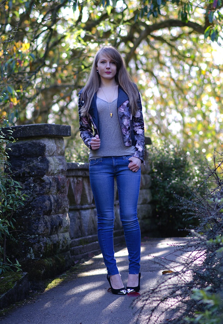 lorna-burford-outfit-ag-jeans-raw-hem