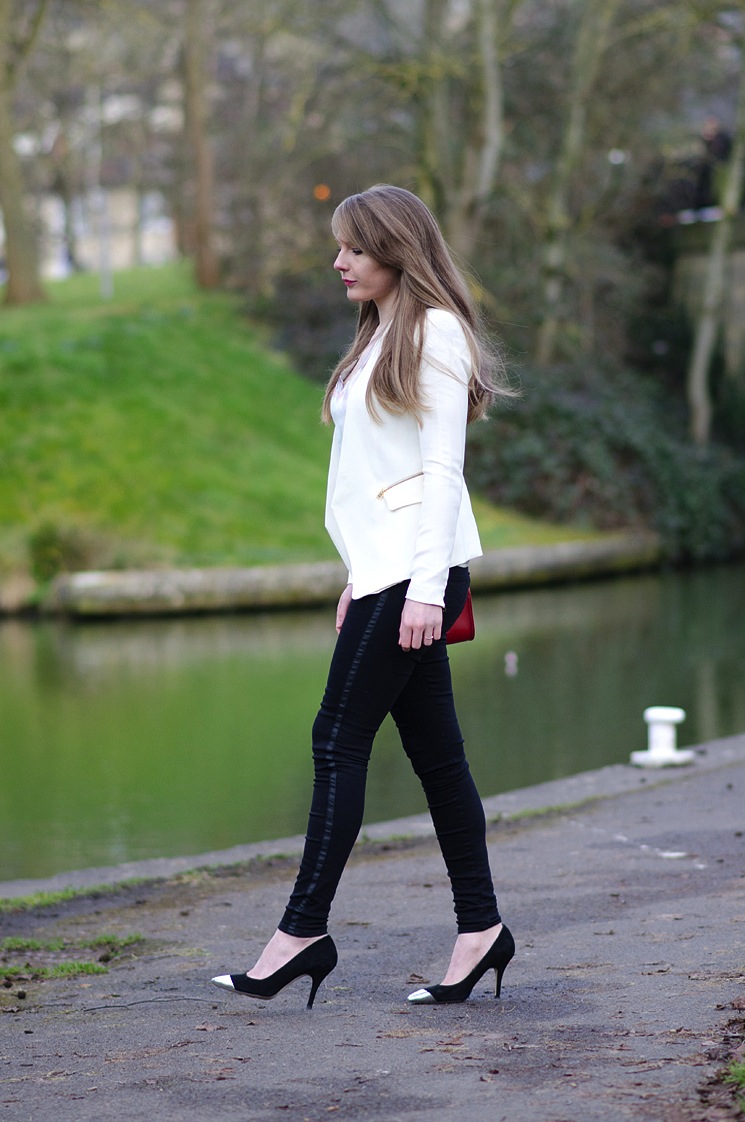 uk-fashion-blogger-walking-lorna-burford-jeans