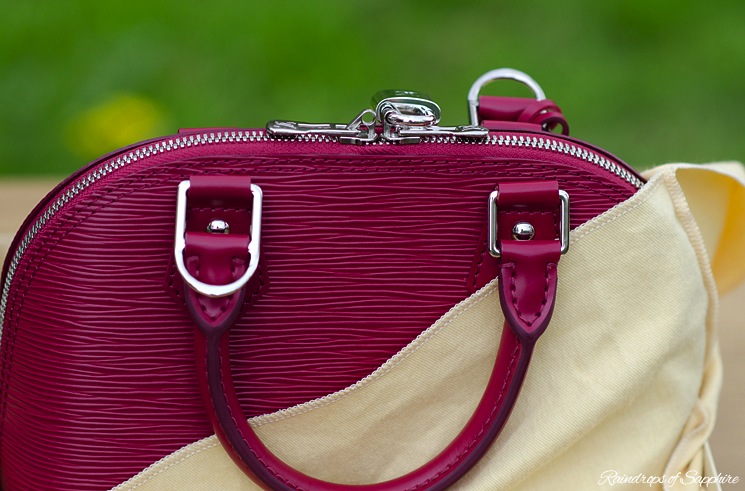 louis-vuitton-alma-bb-epi-leather-fuchsia-bag-review-15