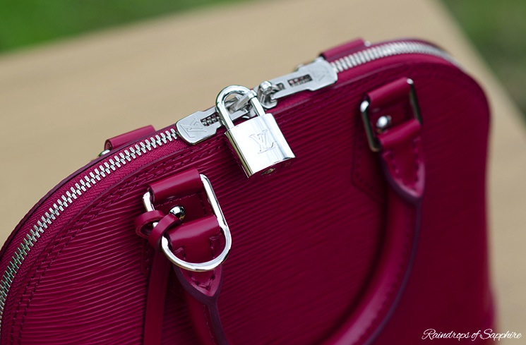 louis-vuitton-alma-bb-epi-leather-fuchsia-bag-review-9