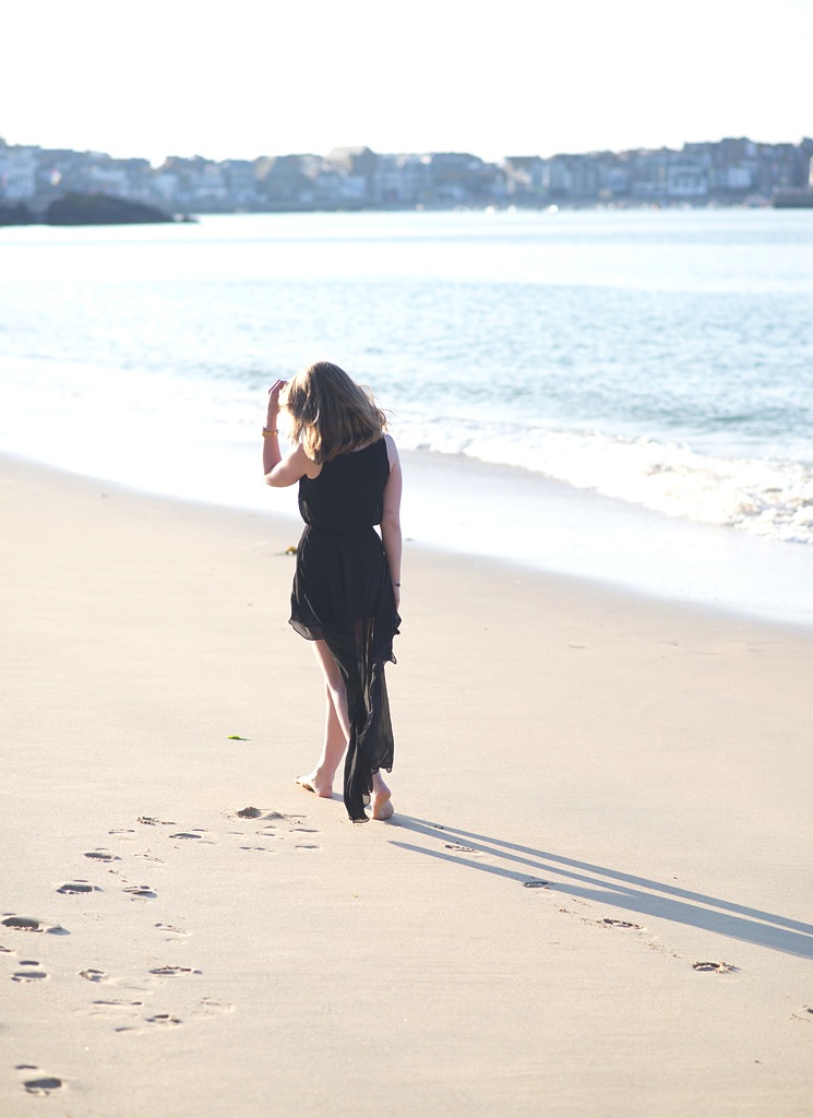 footsteps-on-the-sand-walking-beach