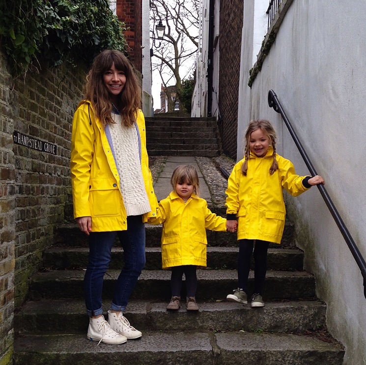 mother-and-daughter-yellow-raincoats