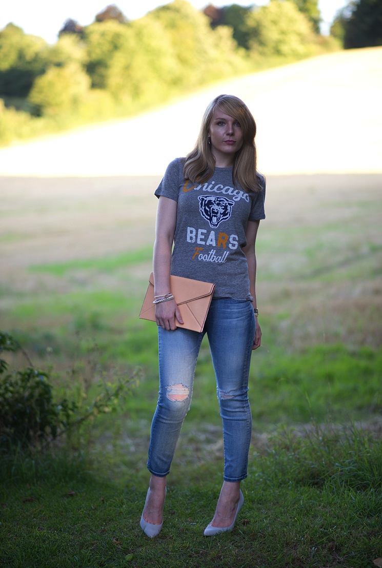 chicago-bears-t-shirt-girl-jeans