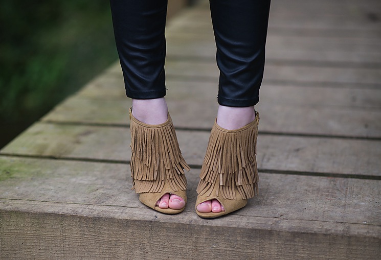 sexy-fringe-booties-feet