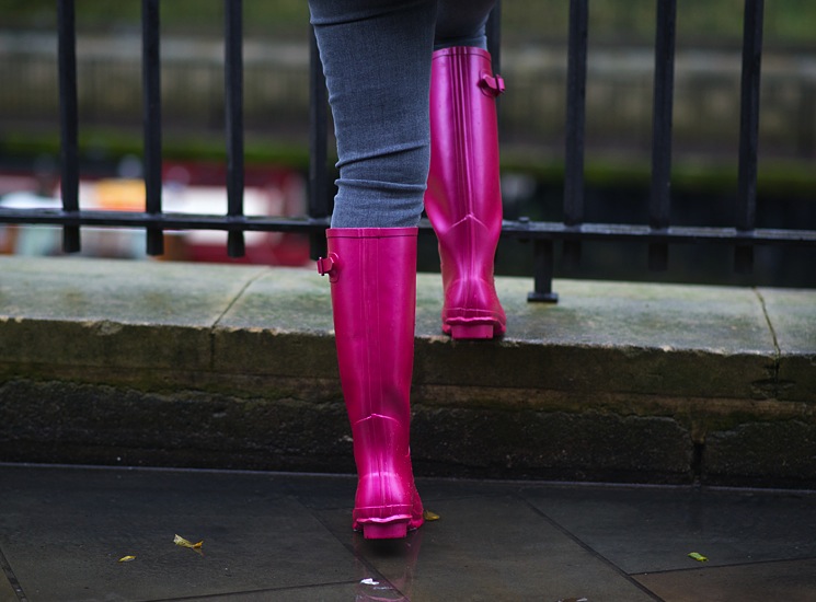 rock-fish-wellies-pink-back